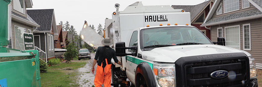 Un employé de Parcs Canada aux commandes du camion de recyclage. 