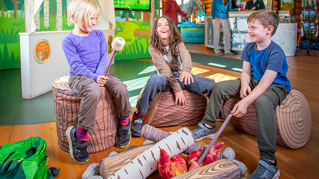 Des visiteurs explorent le centre d’interprétation de la nature de Parcs Canada à Waskesiu, au parc national de Prince Albert. 