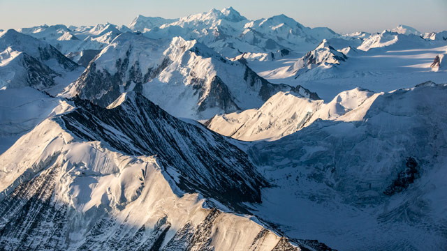 Vue aérienne des montagnes et des glaciers
