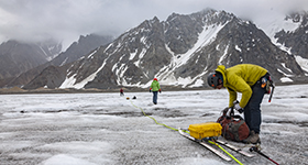 un système de radar pénétrant dans la glace monté sur des skis pour traverser le glacier