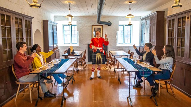 Quatre adultes dégustent des spiritueux à la citadelle d’Halifax.