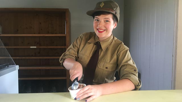 Un soldat sert de la crème glacée à la cantine du lieu historique Fort Rodd Hill.