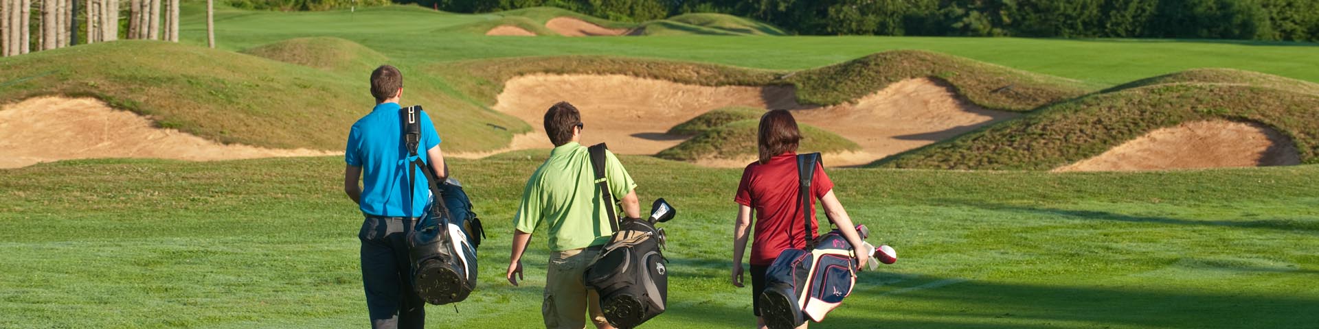 Golfeurs au terrain de golf Green Gables en avant-plan, plage de Cavendish en arrière-plan