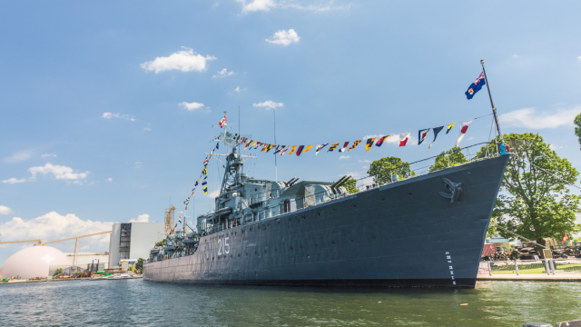 Le destroyer de classe Tribal NCSM Haida amarré au port.