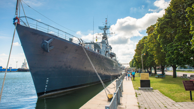 Un gros plan du destroyer de classe Tribal NCSM Haida amarré au port.