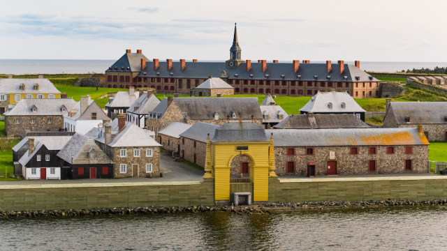 Vue aérienne des bâtiments de la forteresse en bordure de l’eau.