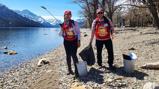 Deux bénévoles nettoient un rivage.