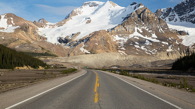 La promenade des Glaciers, une route panoramique au cœur de montagnes enneigées.