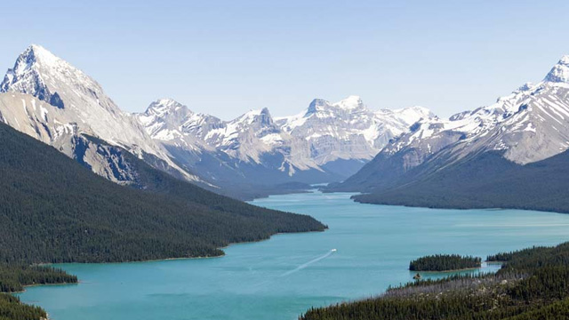 Vue panoramique du lac Maligne au parc national Jasper.
