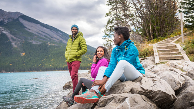 Un groupe de milléniaux partage de bons moments sur les rives du lac Minnewanka.