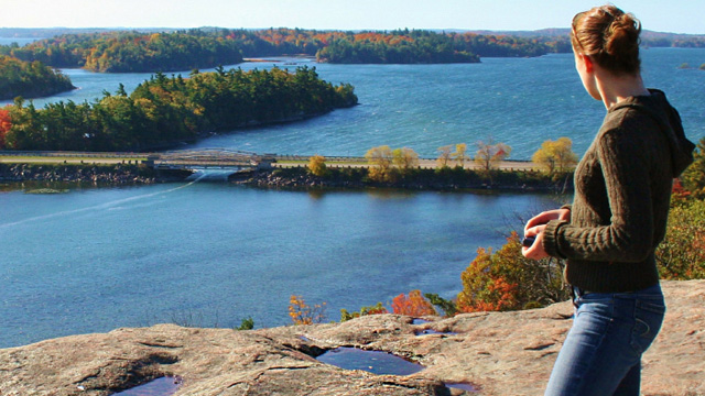 Une femme regarde les îles et le fleuve à partir d'un belvédère.