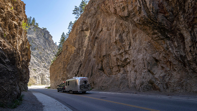 Un véhicule tire une petite remorque dans le canyon Sinclair.