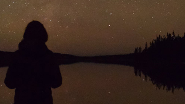 Silhouette d’un visiteur dans la nuit à l’étang Sandy.