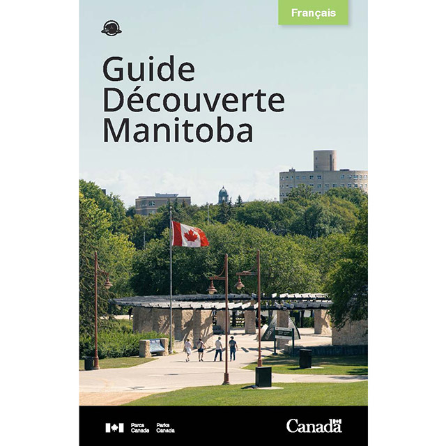 La couverture du Parcs Canada Guide Découverte Manitoba présente une image de quatre personnes qui marchent sur un sentier menant au Cercle d’orientation du lieu historique national du Canada de La Fourche.
