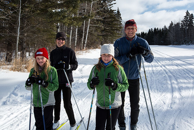 Quatre personnes font du ski de fond dans le parc national du Mont-Riding.