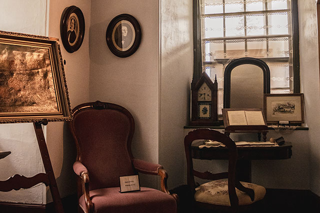 Chaises d’époque, œuvres d’art et autres meubles au lieu historique national du presbytère St. Andrew’s.