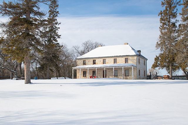 Le bâtiment en briques à deux étages du presbytère St. Andrew’s pendant l’hiver.