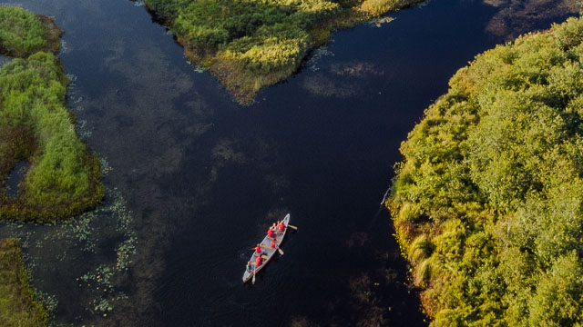 Un grand canot transportant personnes.