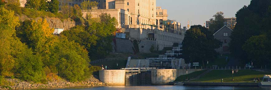 Le poste d’éclusage d’Ottawa et le Château Laurier vue à partir de la rivière des Outaouais.