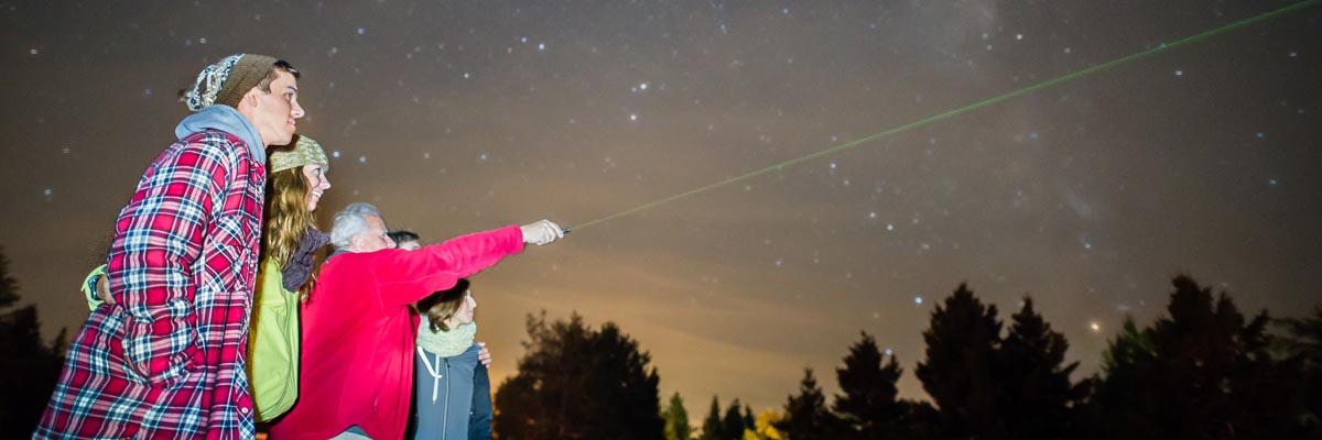 Une famille regarde les étoiles au parc national Kouchibouguac.