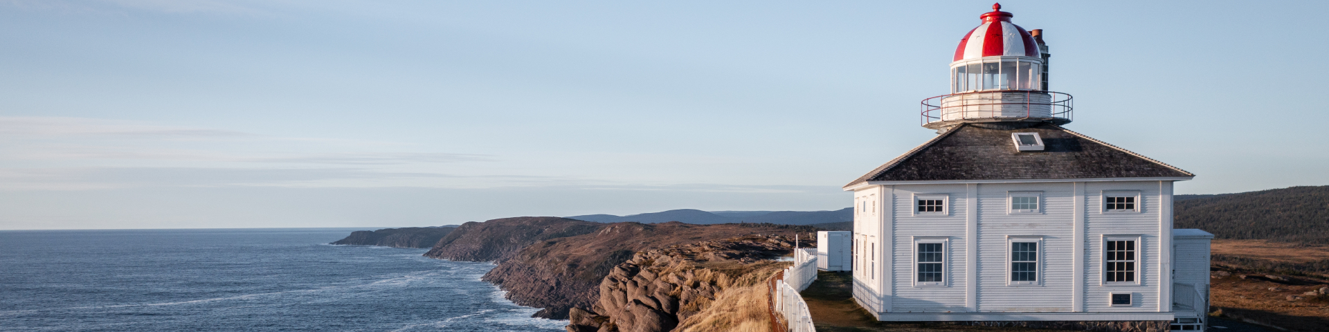 Le lieu historique national du Phare-de-Cap-Spear sur une falaise en bordure de la mer.