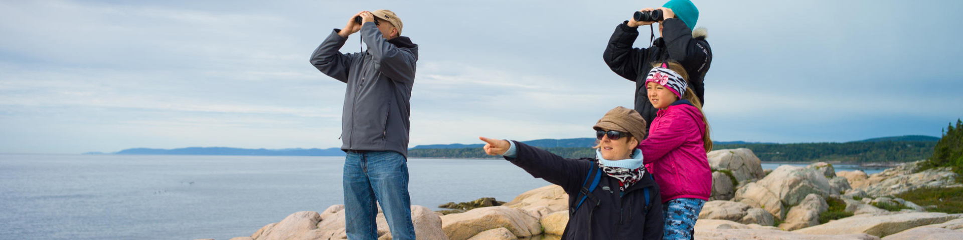 Une famille observe le paysage près du Centre d’interprétation et d’observation de Cap-de-Bon-Désir.