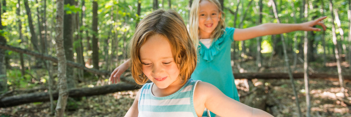 Deux enfants sur le sentier de la pointe Rains.
