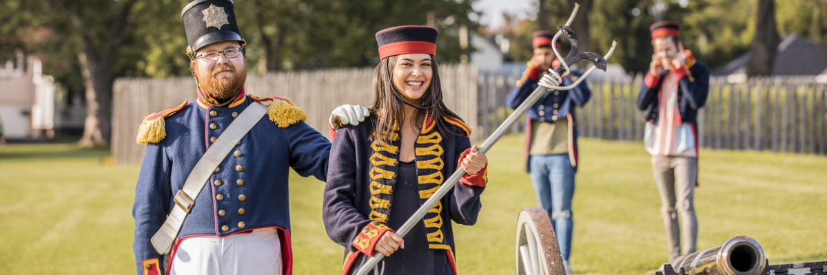 Des visiteurs participent à une activité de tir au canon