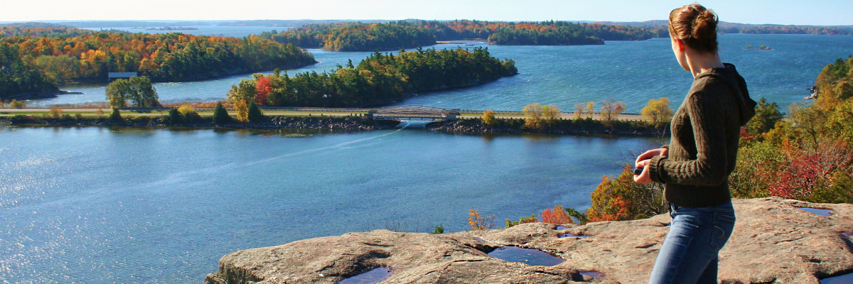 Une femme au belvédère du sentier Lookout au parc national des Mille-Îles