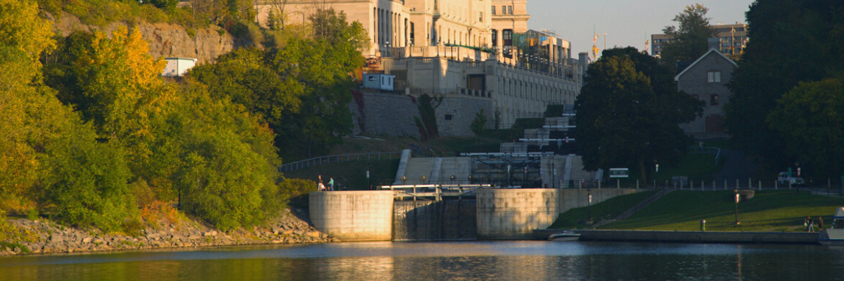 Le poste d’éclusage d’Ottawa et le Château Laurier vue à partir de la rivière des Outaouais.