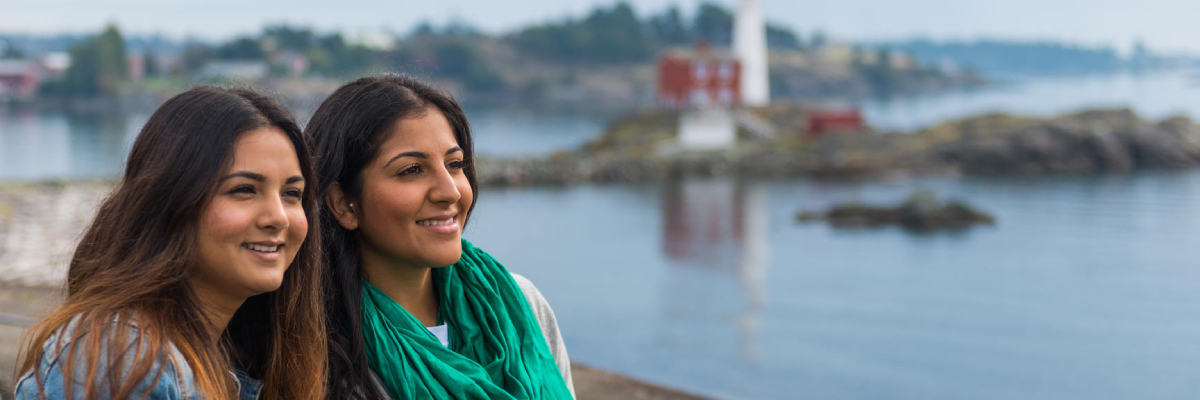 Deux femmes sur le bord de la mer près du phare de Fisgard