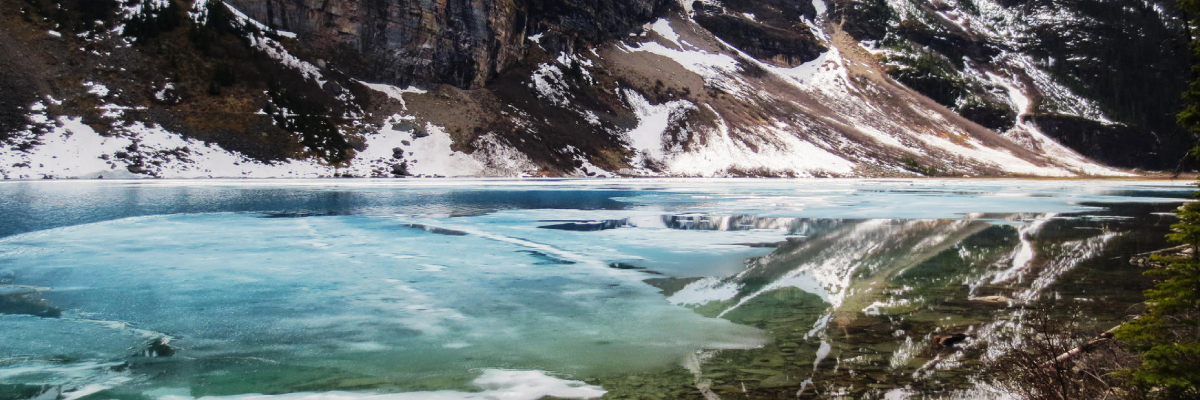 Vue sur le lac Louise et les montagnes.