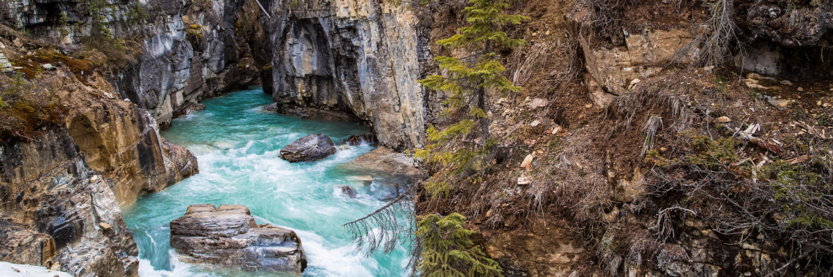Des eaux d’un bleu glacier qui s’engouffrent dans une gorge calcaire.