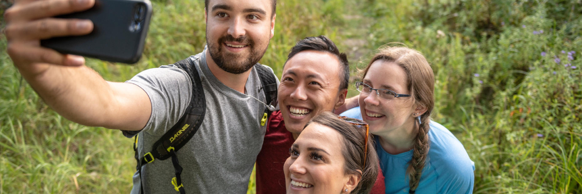 Des visiteurs prennent un égoportrait sur le sentier de l’Étang-des-castors