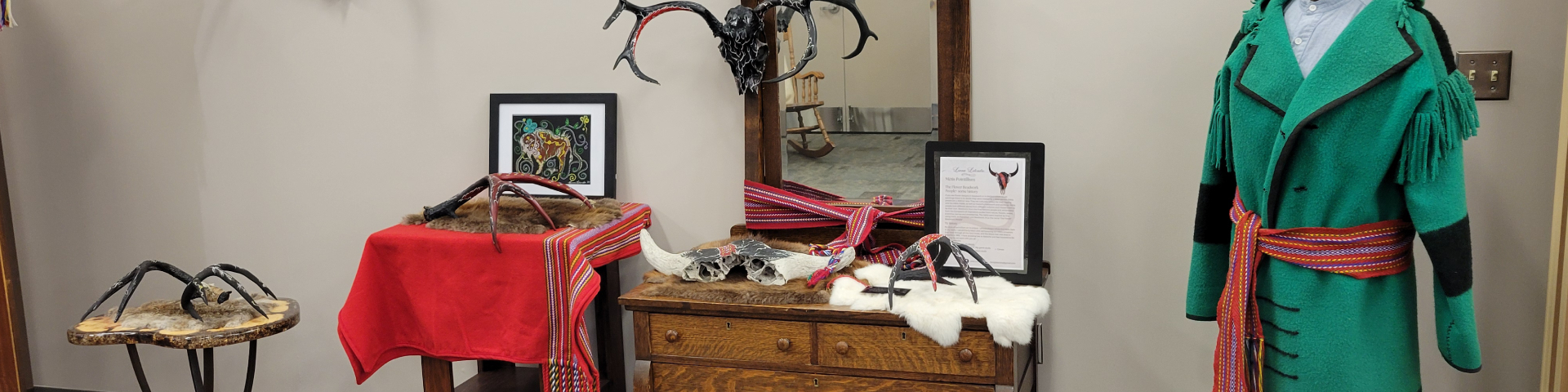 Des panaches peints sont exposés au lieu historique national de Batoche.