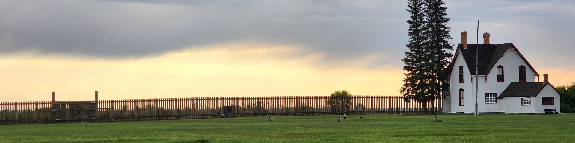 Le coucher du soleil sur les bâtiments du lieu historique national du Fort-Battleford.