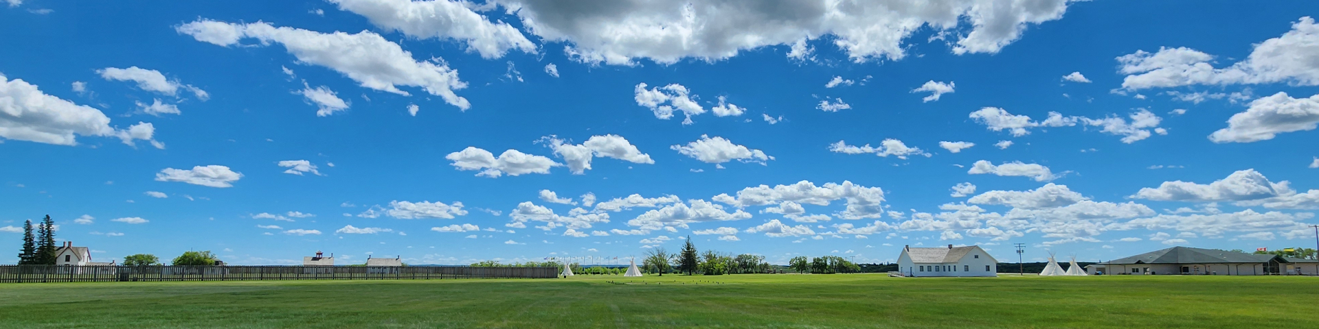 Les bâtiments du lieu historique national du Fort-Battleford sous un ciel bleu.