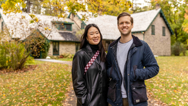 Deux adultes devant la maison victorienne au lieu historique Woodside.