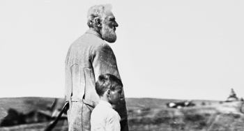 Alexander Graham Bell et Melville Grosvenor dans un champ à Beinn Bhreagh.