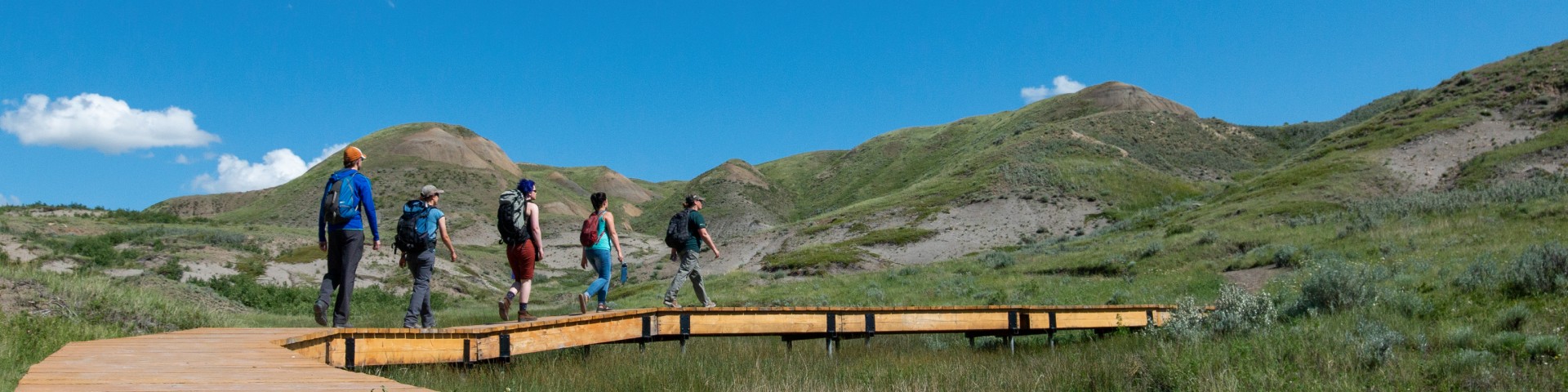 Randonneurs le long du sentier de la Butte-70-milles, dans le bloc Ouest du parc national des Prairies.